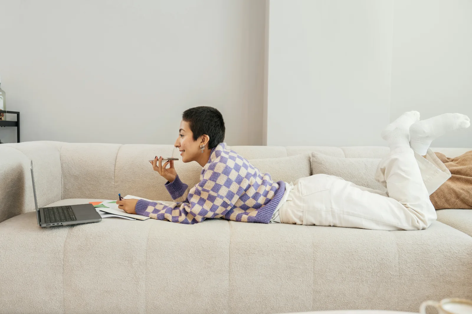 Yrittäjä sohvalla läppärin ääressä. Liikeideasta kannattavaa liiketoimintaa.