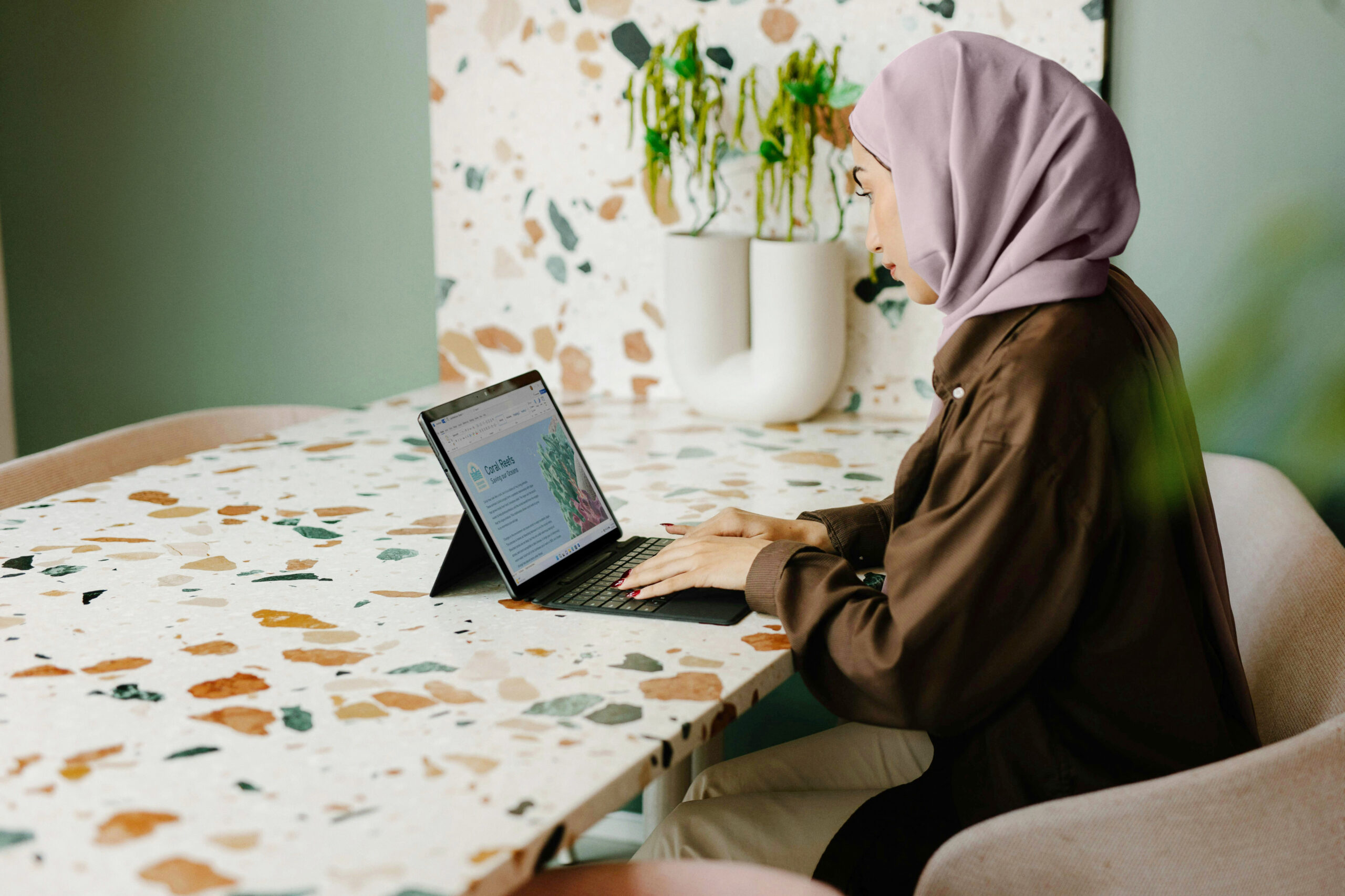 Yhteen vai erikseen? – Yleisimmät oikeinkirjoitusmokat työelämäviestinnässä