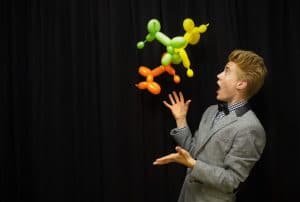 KUvassa Aatu Itkonen taikurina