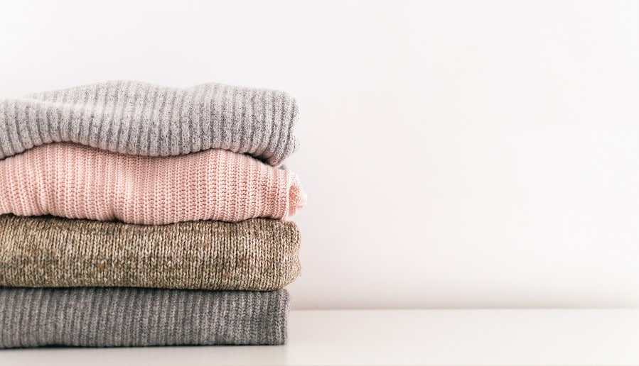 Laskostetut neuleet pinossa