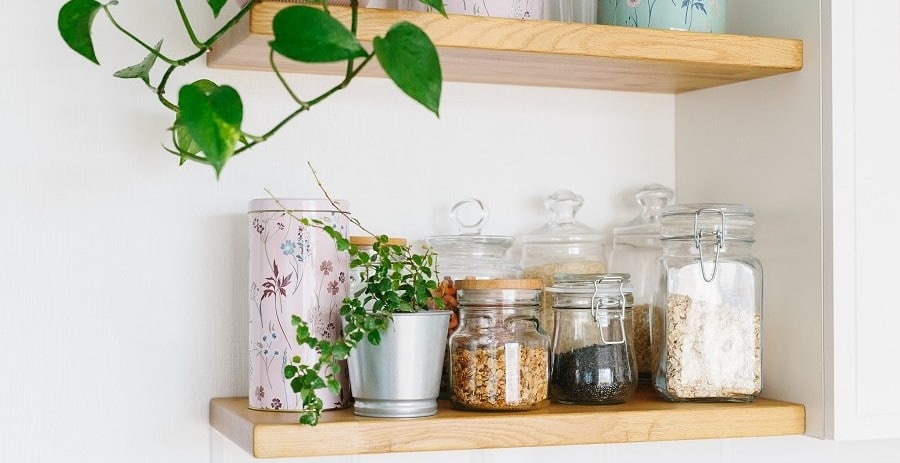 Järjestelty keittiön hylly