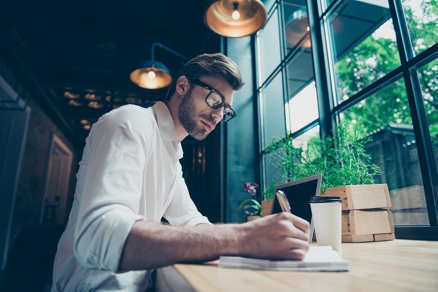 Freelancer istuu kirjoituspöydän ääressä