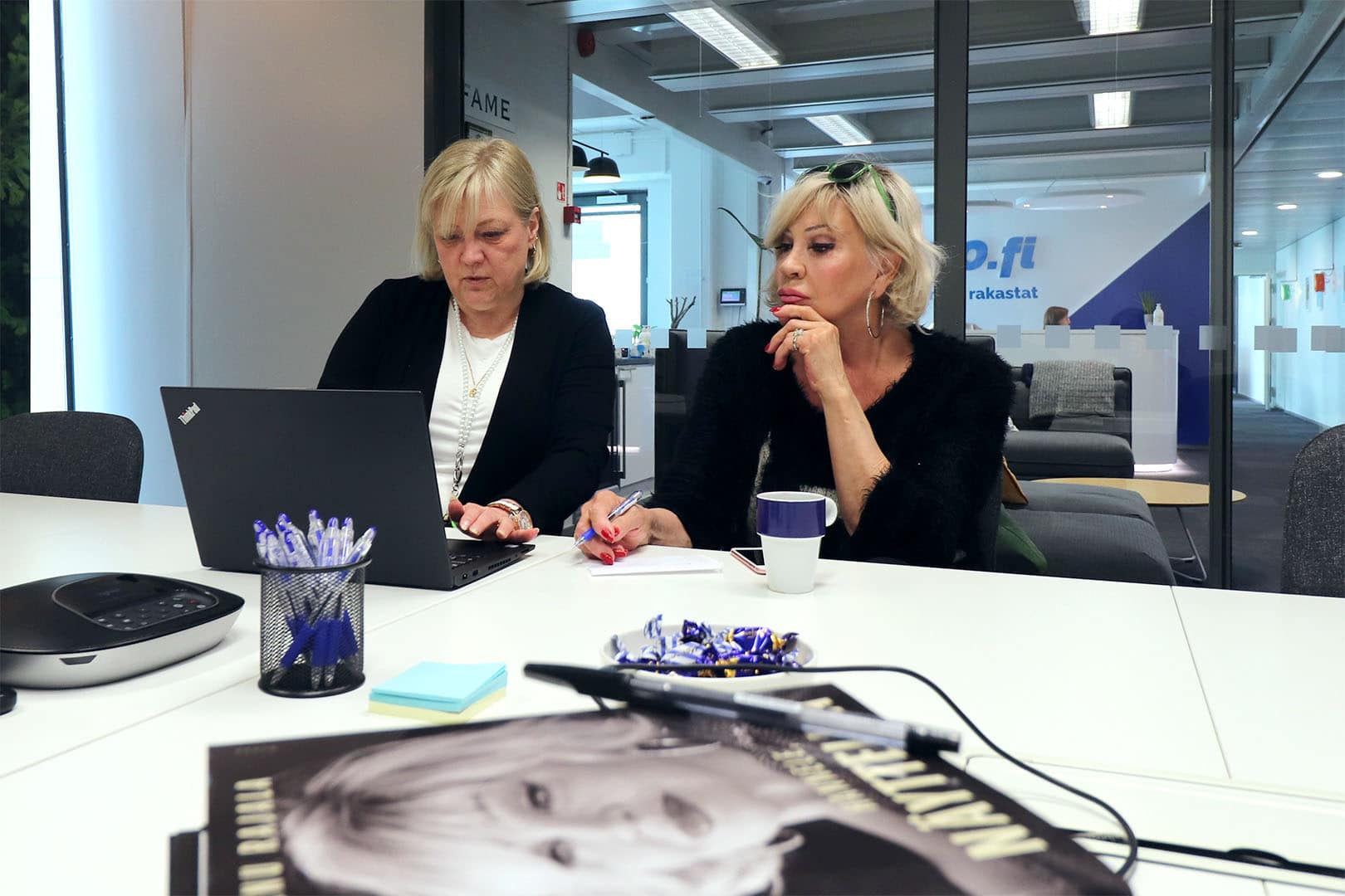 Hannele Lauri on Ukko.fi:n tuore kevytyrittäjä. Paula opastaa.