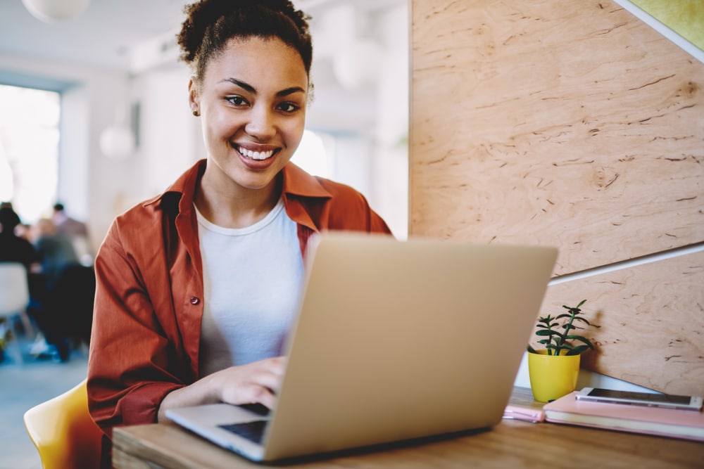 Naisyrittäjä käyttää LinkedIniä