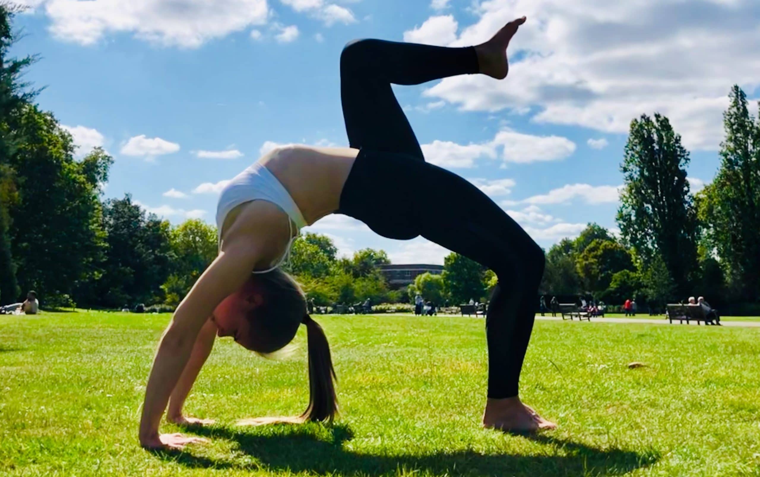 Joogaopettaja Henriikka.