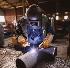 Hitsaaja hitsaa maski päällä