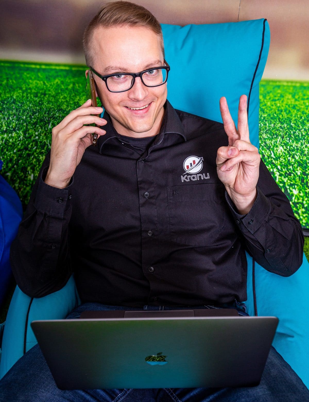 jarno tuovinen hymyilee sohvalla