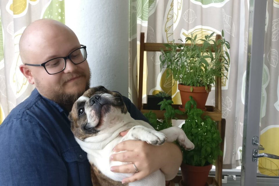 Joona Rontu on lyhytterapeutti, joka työskentelee puhelimitse