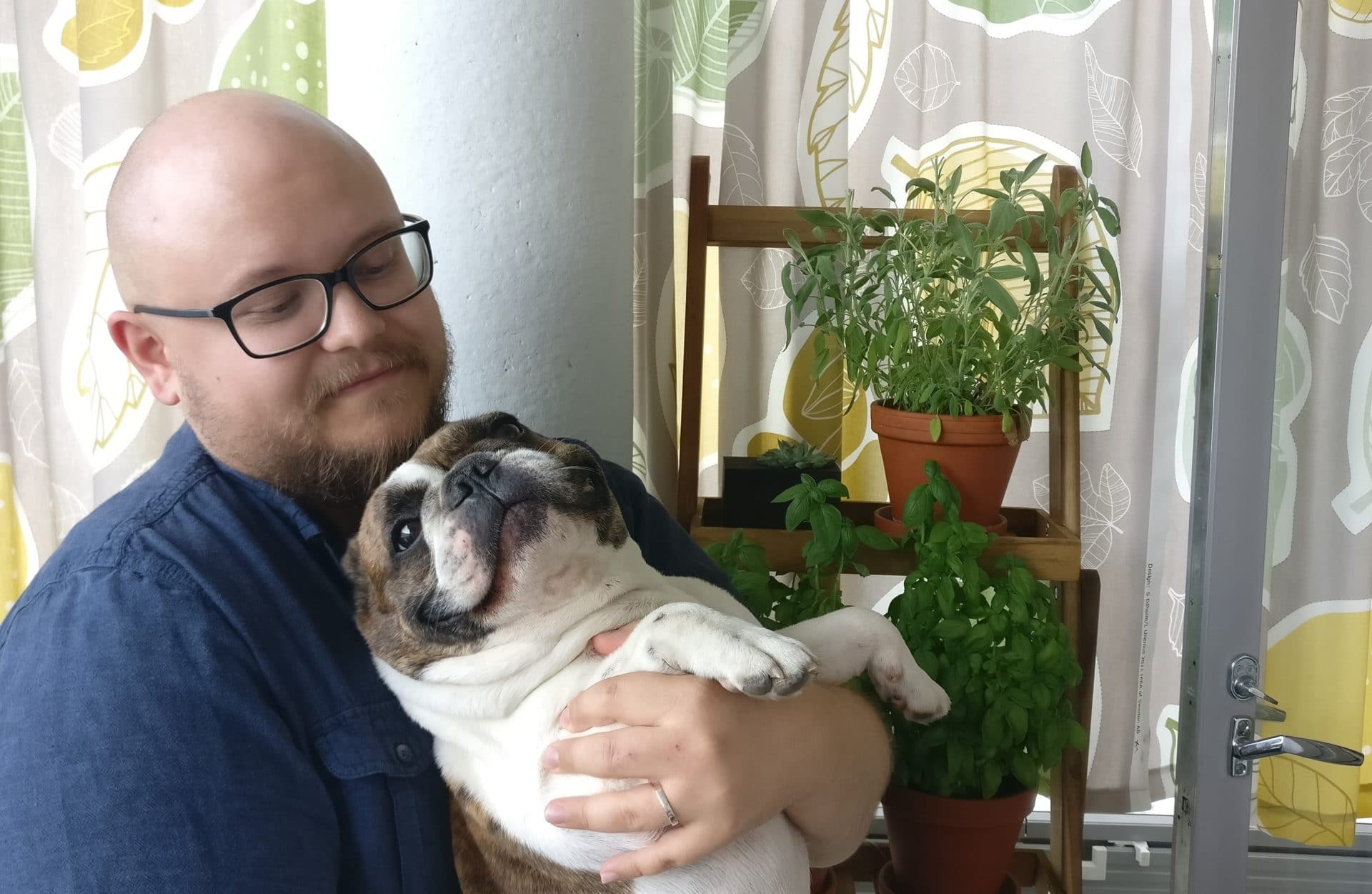 Joona Rontu on lyhytterapeutti, joka työskentelee puhelimitse