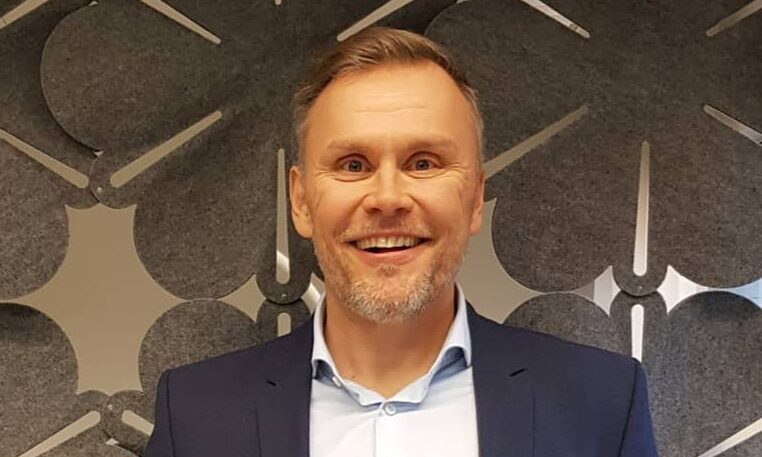 Janne Mattila näyttelee joulupukkia.