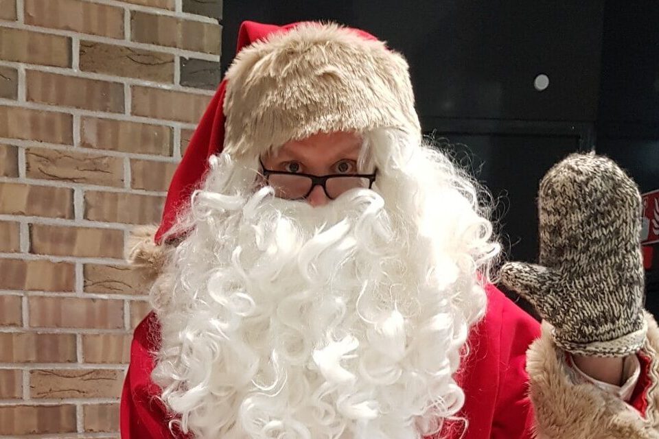 Joulupukin keikat voi laskuttaa helposti kevytyrittäjänä – näyttelijä Janne Mattila kertoo, miten Korvatunturin päähenkilön esittäminen onnistuu