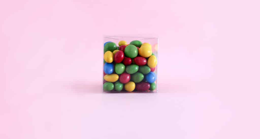 Erilaiset ihmiset karkkeina