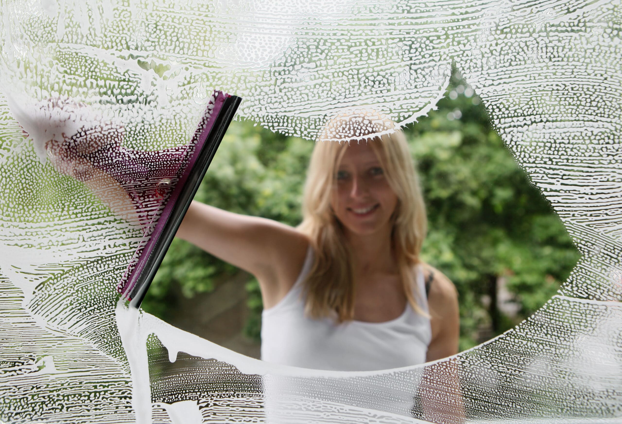 Kesätyö kevytyrittäjänä. Ahkera ikkunanpesijä.