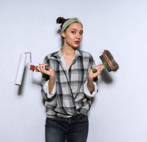 KUvassa kevytyrittäjä maalipensselien kanssa