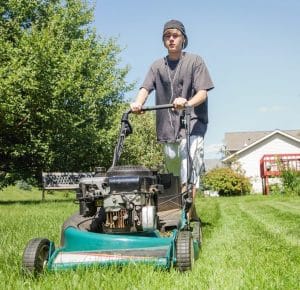 Kuvassa kevytyrittäjä ajaa ruohoa