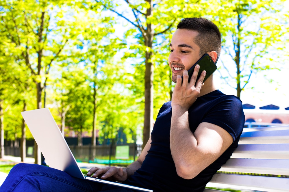 Mies etsii kesätöitä.