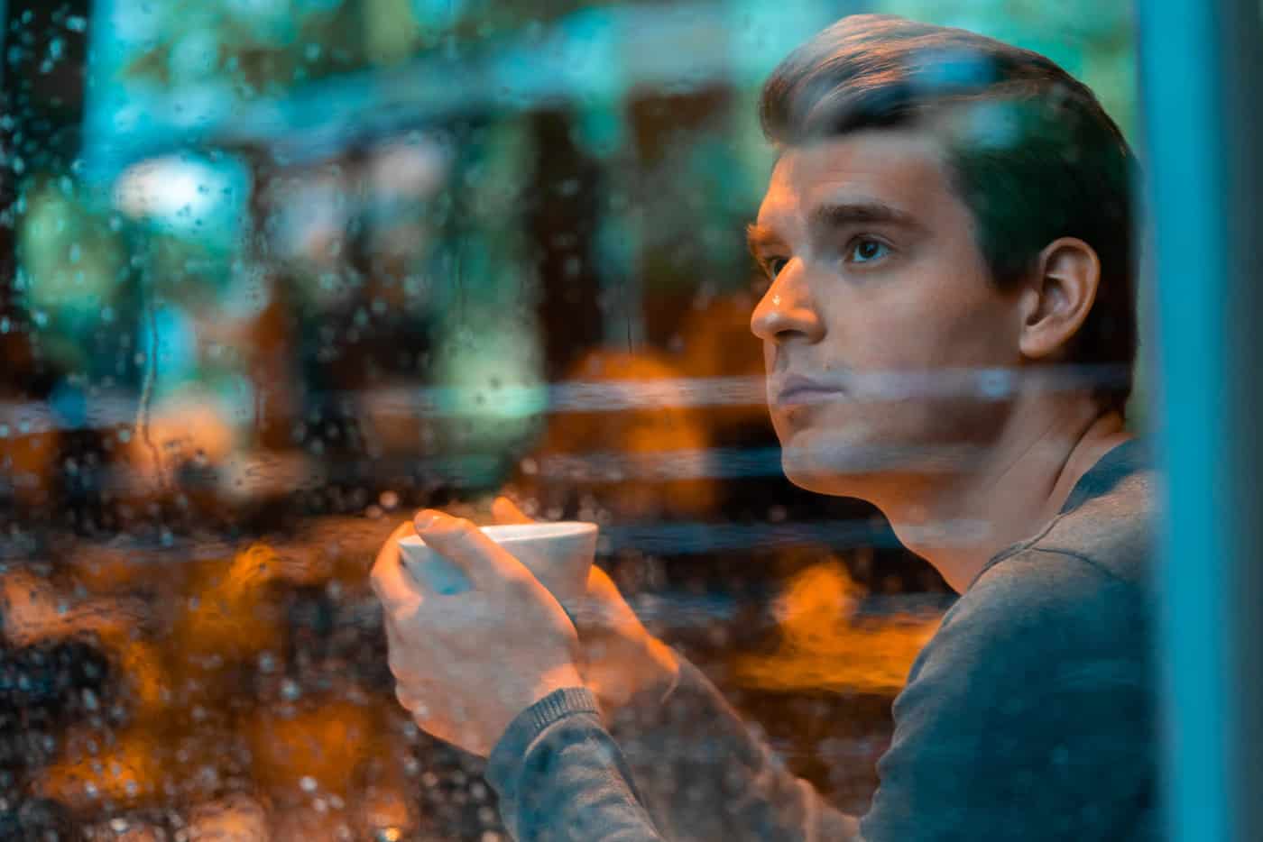 Kevytyrittäjä ja ulosotto. Mies ikkunassa.