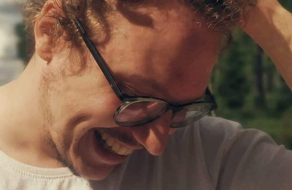 Urheiluselostaja Toni Saukkola muutti hauskan ajanvietteen mielekkääksi työksi