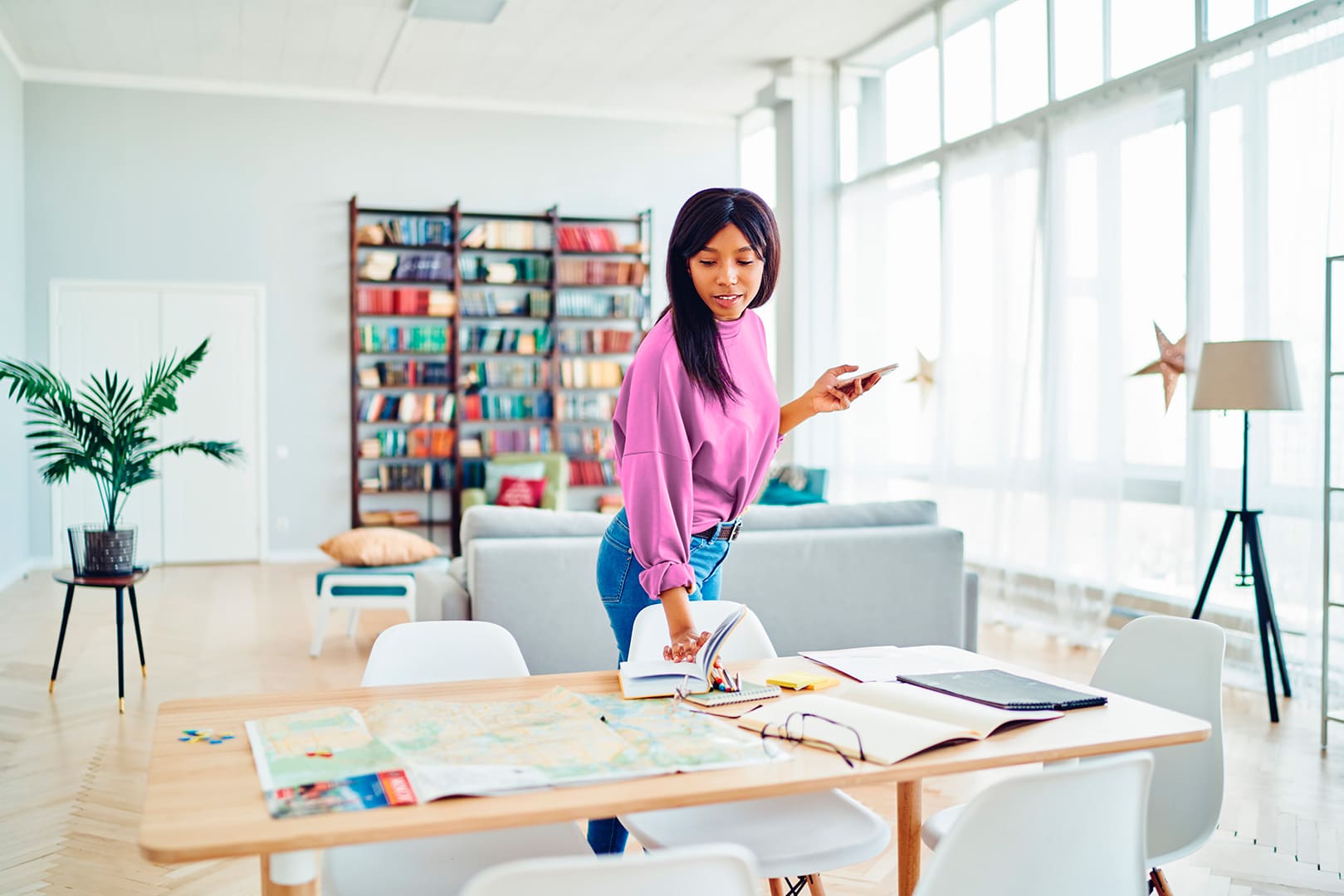 Laskuttaminen yksityishenkilönä. Kevytyrittäjä pöydän ääressä.