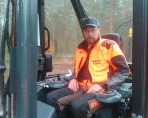 Antti kiviranta metsäkoneessa