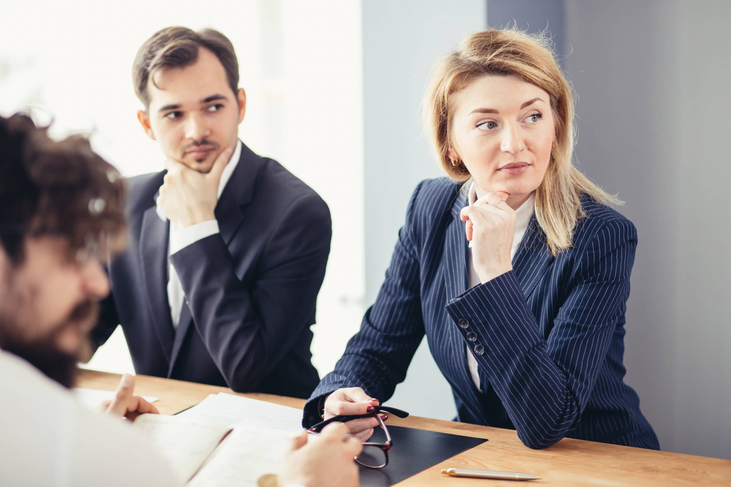 naistenviikko-emilia-kullas-nainen-ja-mies Naistenviikko: Emilia Kullas. Nainen ja mies neuvotteluhuoneessa.