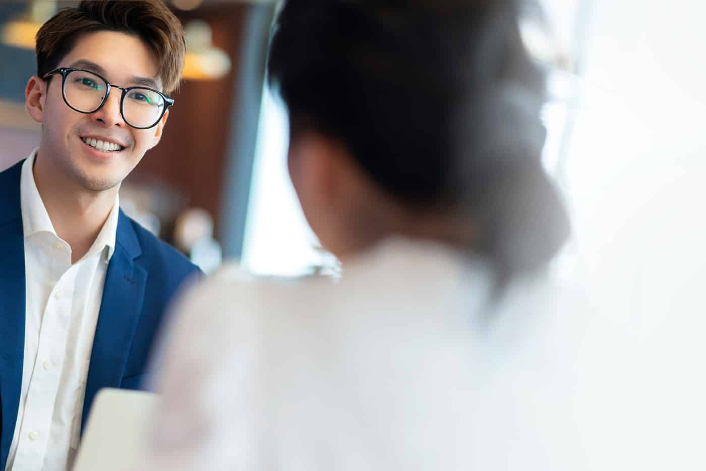 Osakeyhtiölaki. Mies ja nainen keskustelevat.