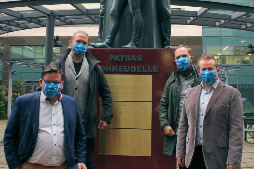 Patsas rohkeudelle lahjoitettiin Suomen Yrittäjille