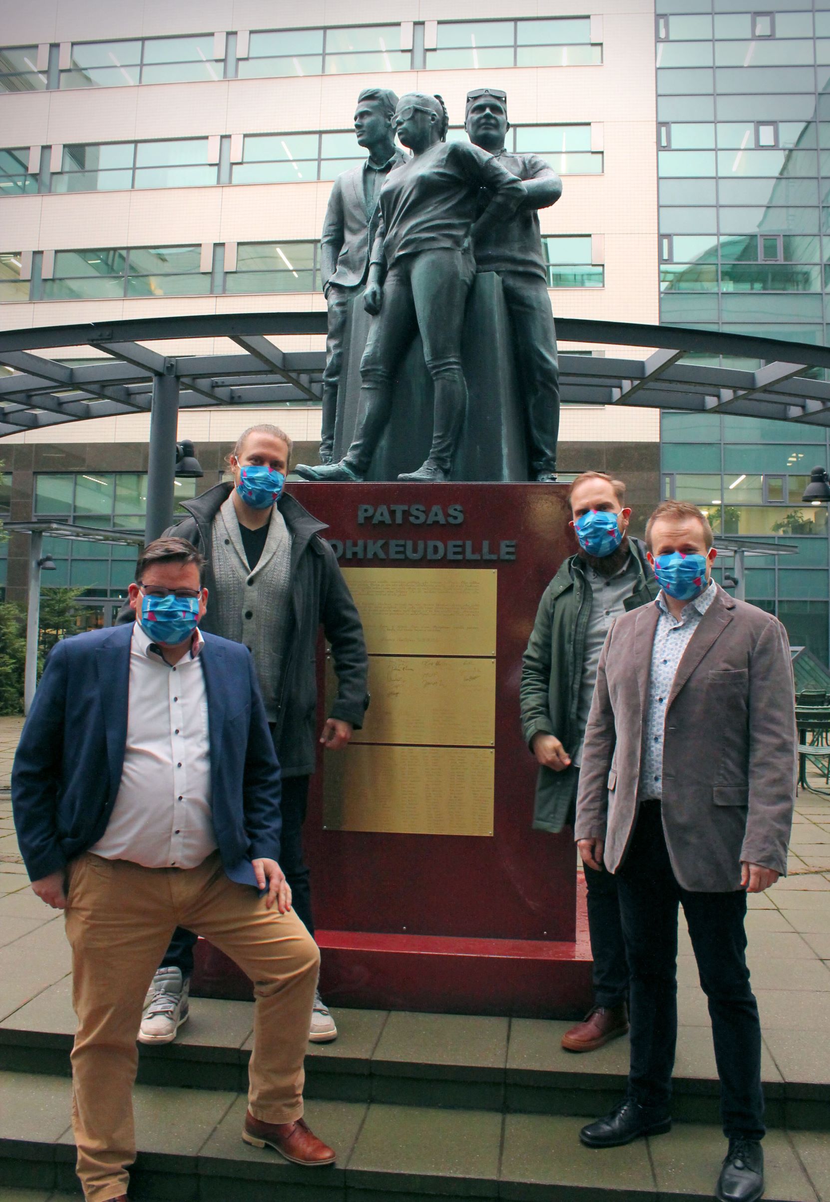 Patsas rohkeudelle lahjoitettiin Suomen Yrittäjille