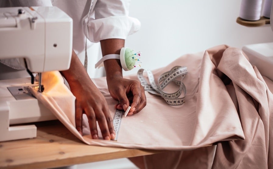 Pienyrittäjä voi tarjota myös ompelupalveluita.