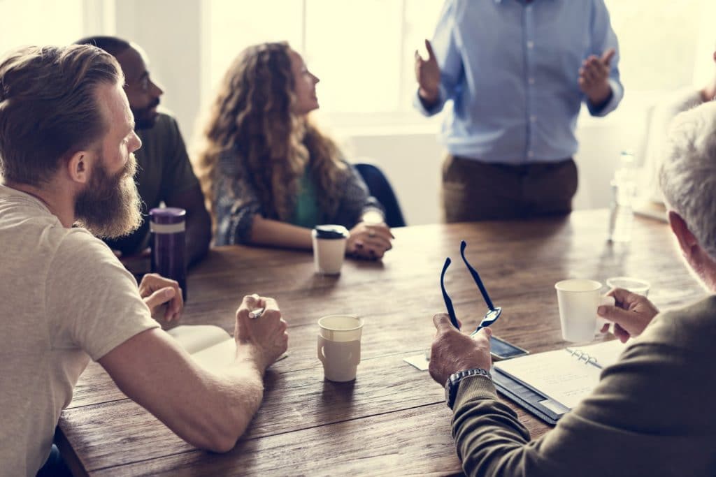 Kuvassa yleisö kuuntelee puhujaa