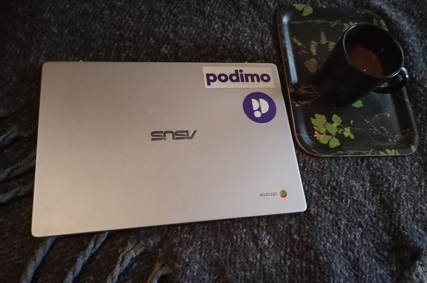 Tietokone ja kahvikuppi