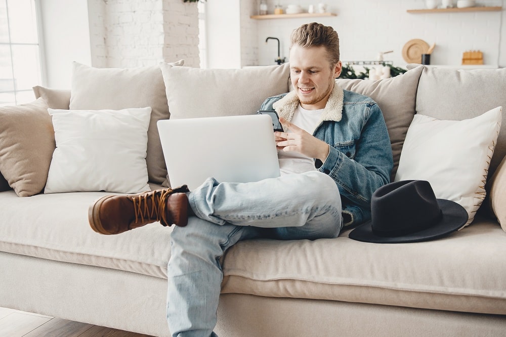 Somevaikuttajan verotus. Mies työskentelee puhelimella ja tietokoneella