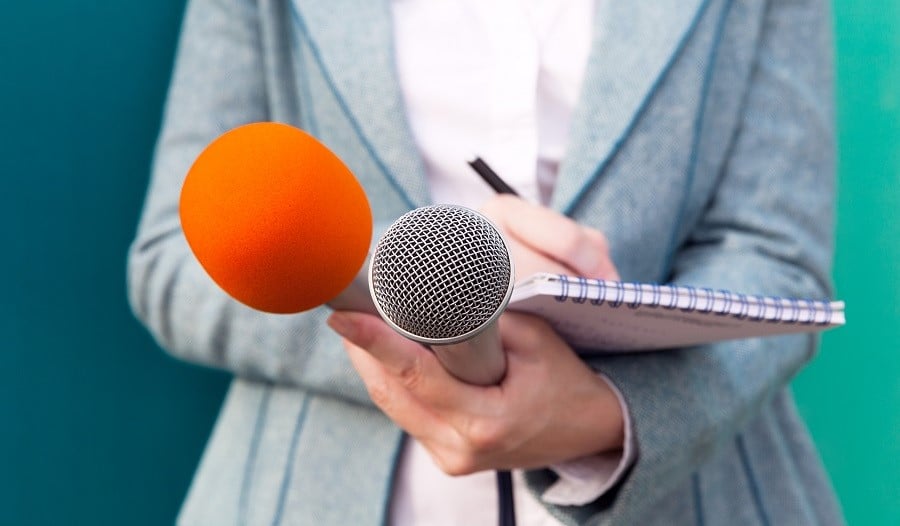 Tarinankerronta markkinoinnissa. Yrittäjä tekee haastattelua