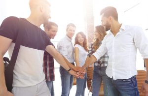 kuvassa nuoria kevytyrittäjiä