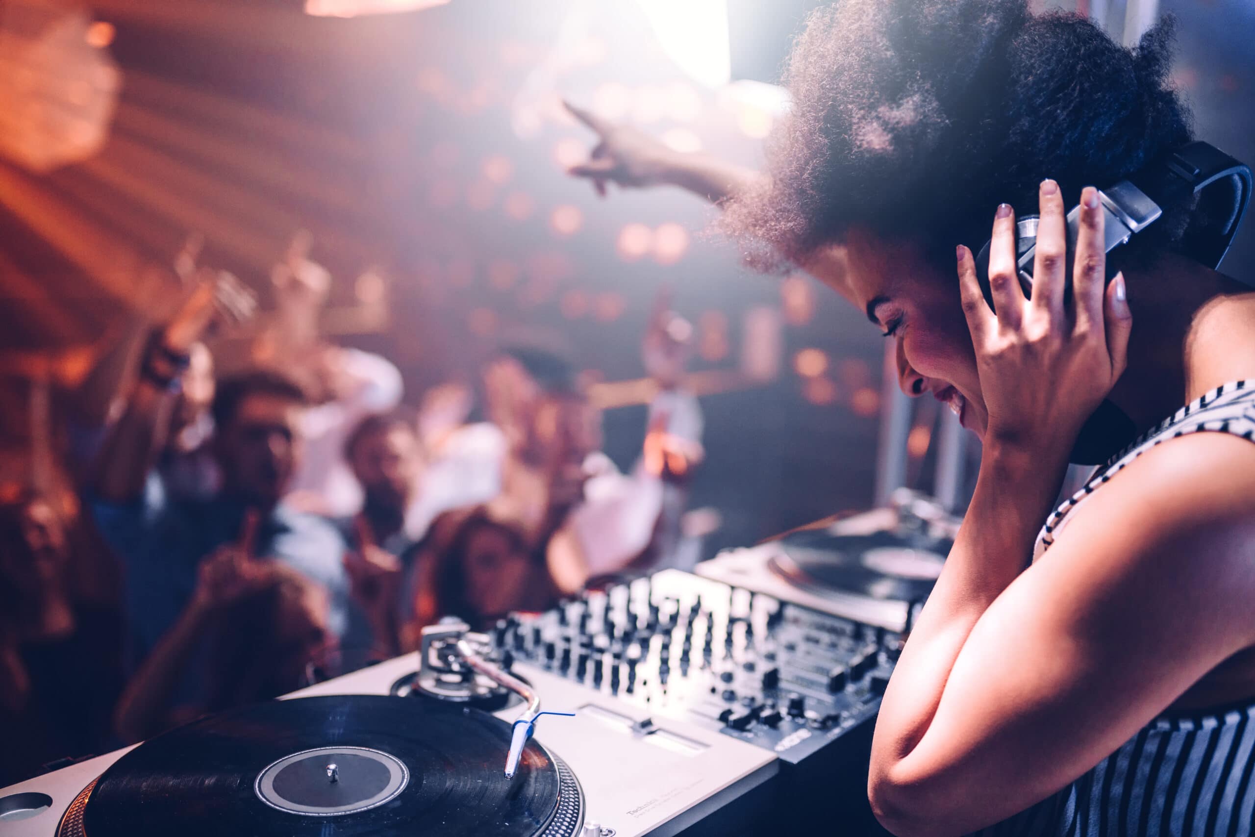 Toimialan valinta. Yrittäjä töissä DJ-keikalla.