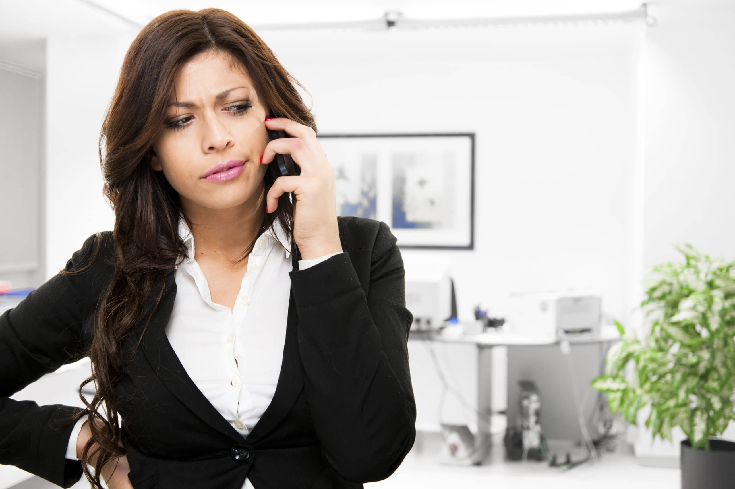 Uusi yrittäjä ja huijaussoitot. Nainen vastaa puheluun.