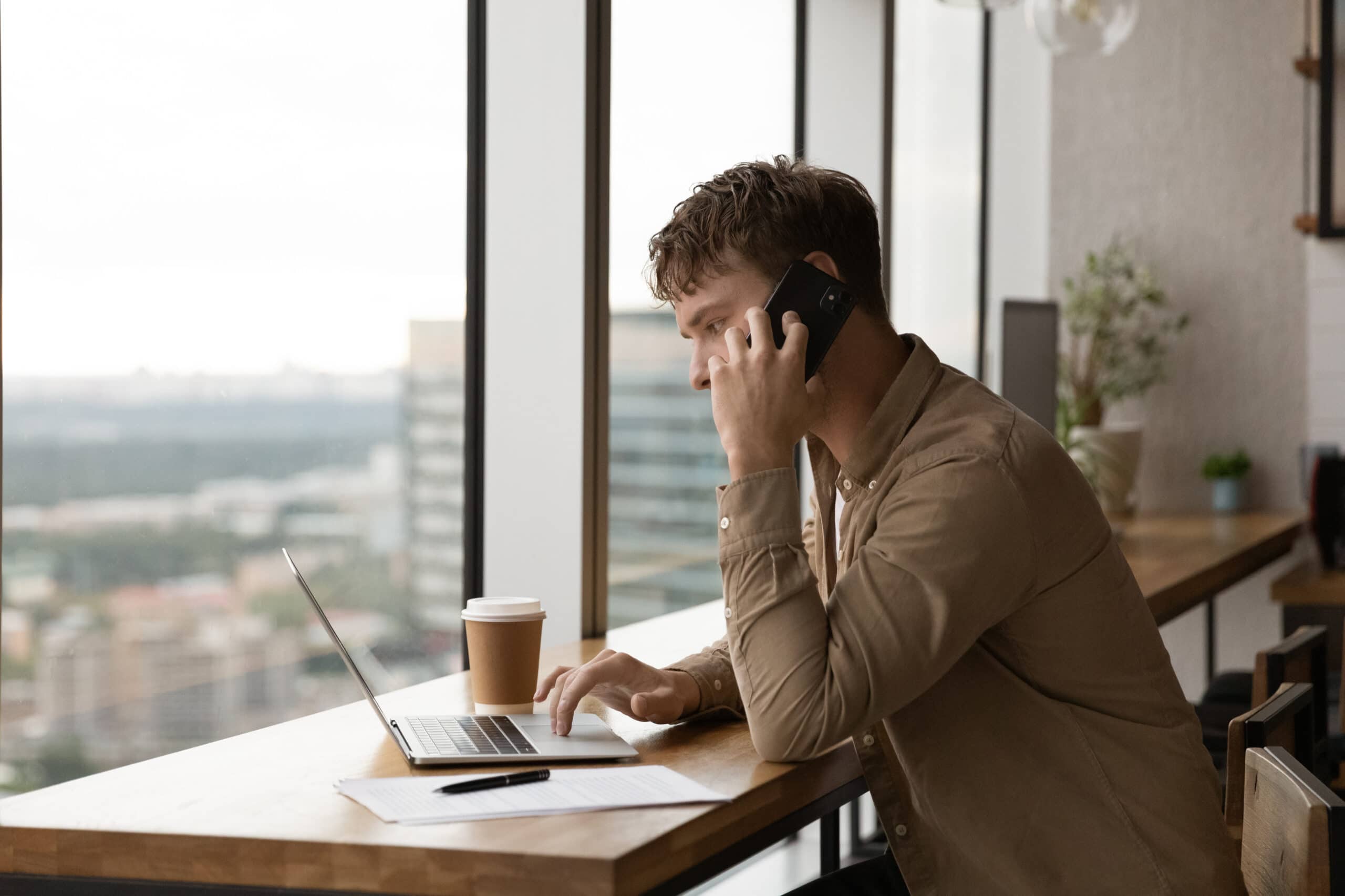 Uusi yrittäjä ja huijaussoitot. Yrittäjä puhuu puhelimessa.
