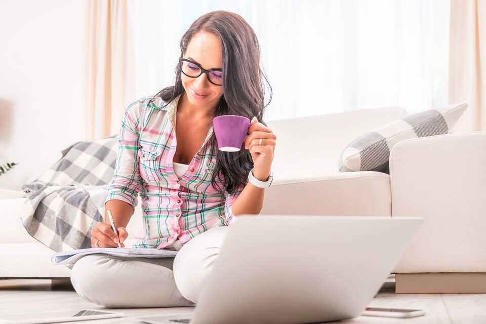 Aloitteleva yrittäjä, keskity oikeisiin asioihin ja vältä velkaloukku – vinkit yritystoiminnan alkuun!