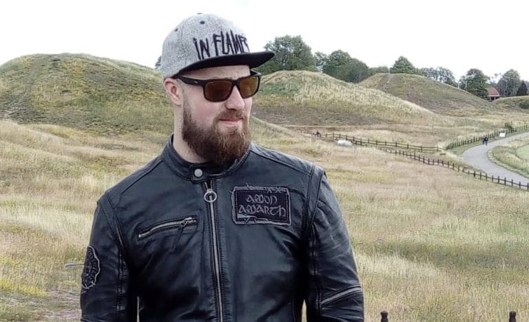 Mikael Multasuo kääntää ja oikolukee kevytyrittäjänä