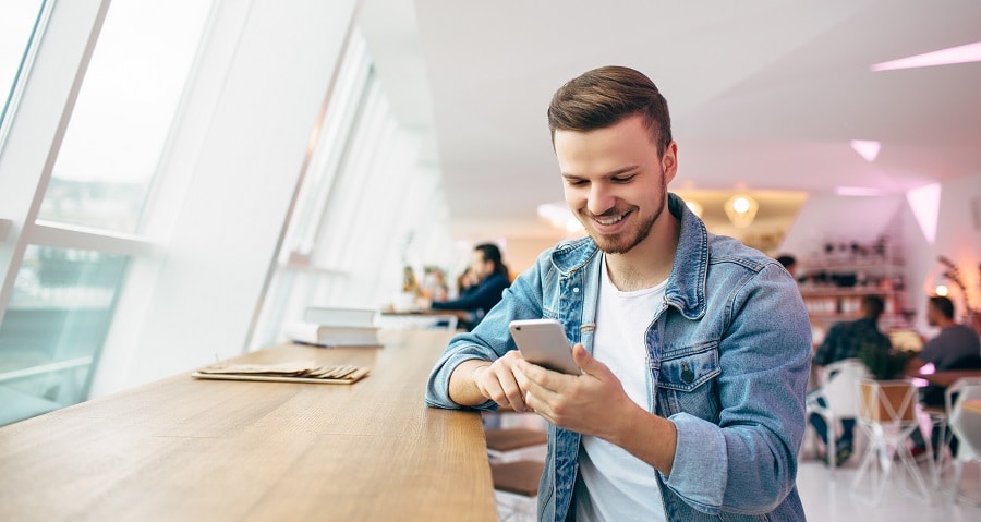 YEL-maksun muuttaminen. Mies työskentelee kahvilassa