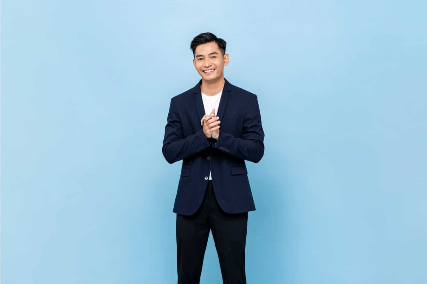 Yksityinen elinkeinonharjoittaja, mies seisoo ja hymyilee.