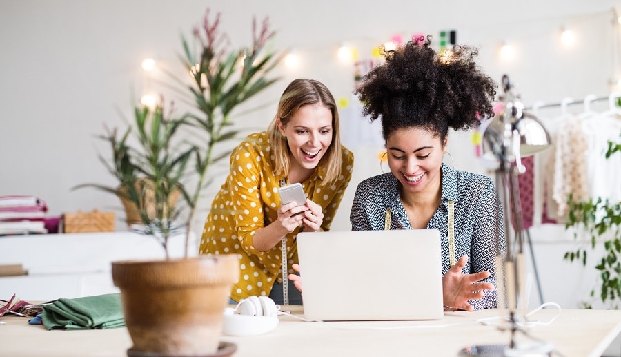 Yrittäjyys ystävän kanssa voi tuoda paljon onnistumisia.