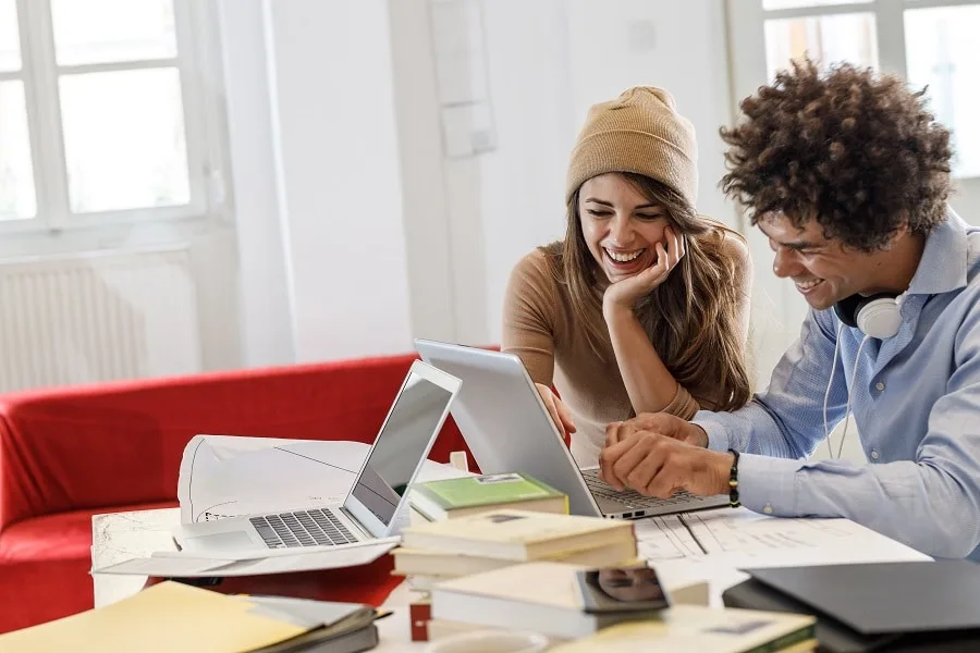 Itsensä työllistäjien määrä kasvaa – vaihtoehto perinteiselle palkkatyölle ja omalle yritykselle