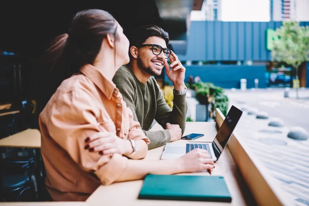 Kevytyrittäjät tapaamassa terassilla