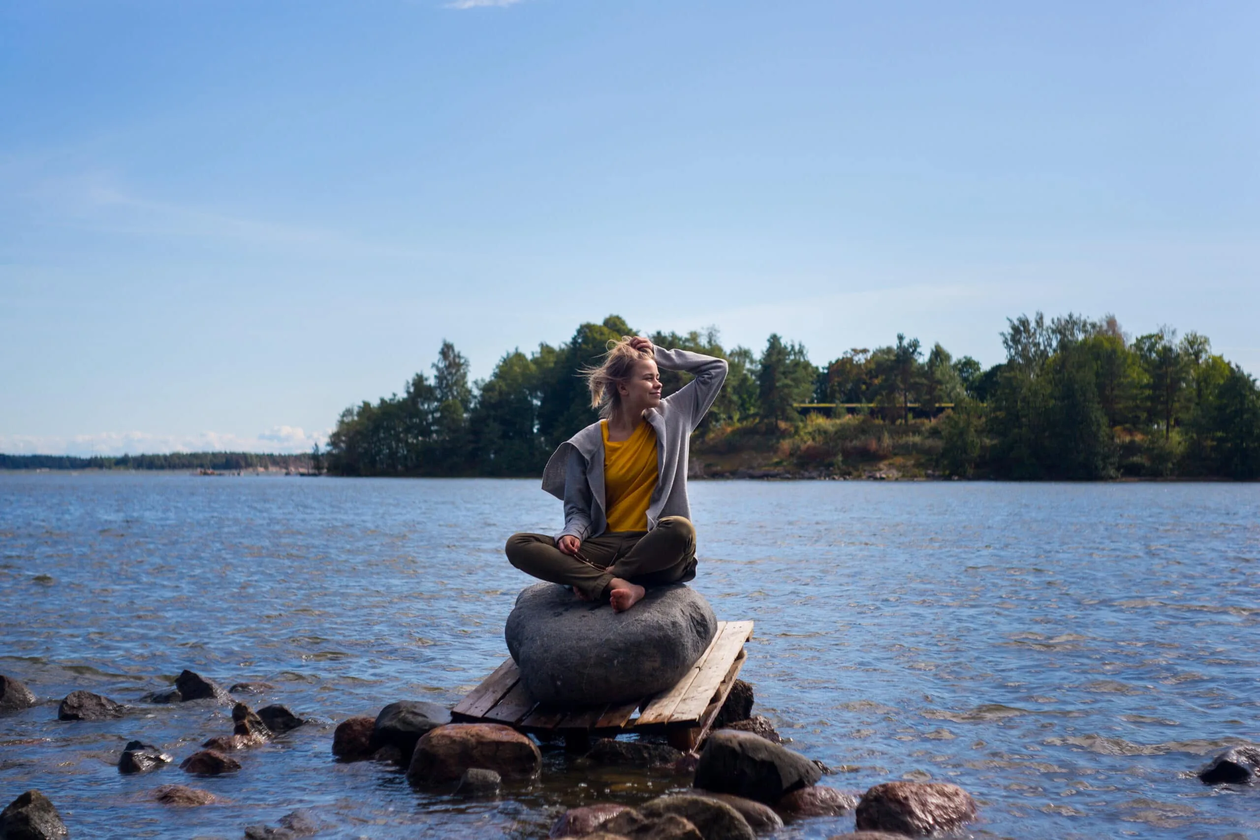 Nina Laitiala järven rannalla.