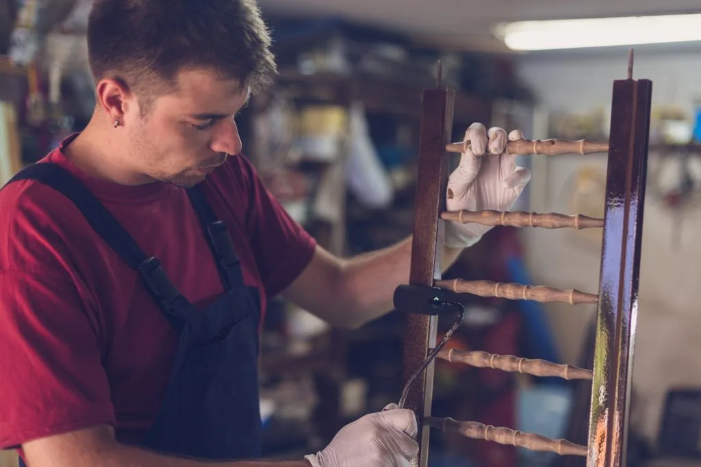 Puuseppä maalaamassa