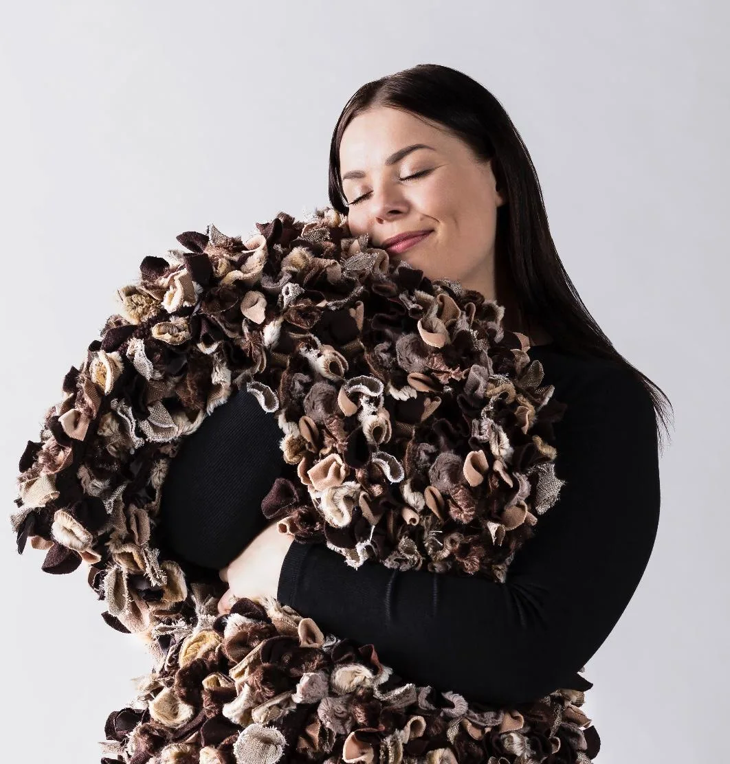 Satu Nisu ja ruskea viltti