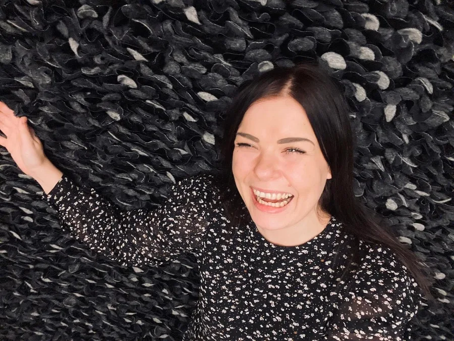 Satu Nisu ja musta tekstiili