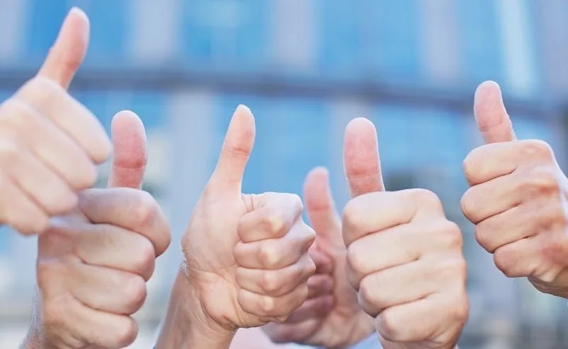 Kuusi kättä peukalo pystyssä